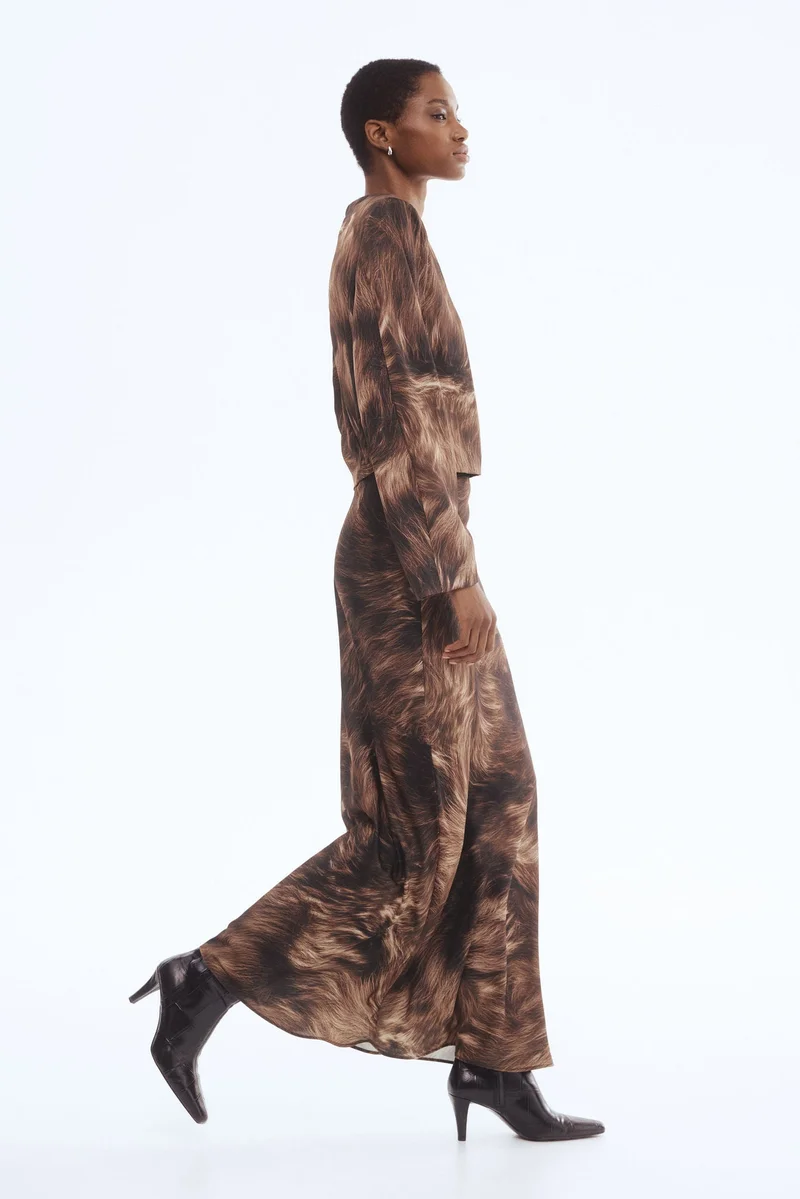 اتش اند ام تنورة طويلة