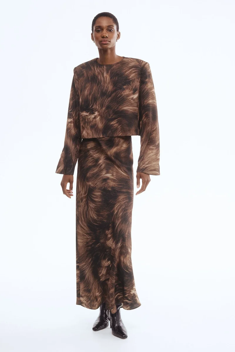 اتش اند ام تنورة طويلة