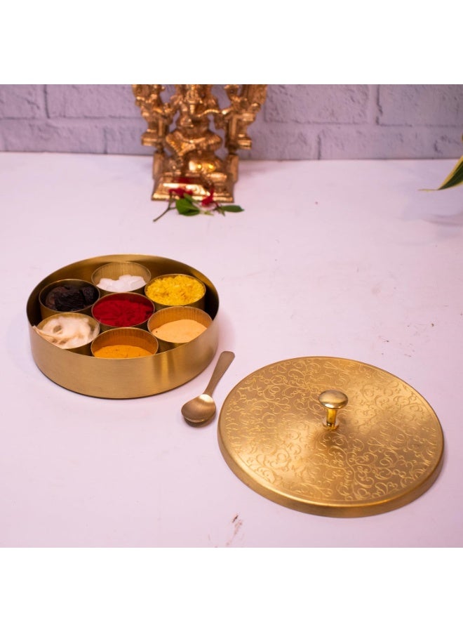Zishta صندوق "زيشتا" النحاسي المصنوع يدوياً لمستلزمات العبادة (Pooja) - طراز عتيق بـ 7 أقسام مع ملعقة - مثالي لحفظ "الرولي"، و"الأرز"، و"خشب الصندل"، و"الكومكوم" - القطر: 12.5 سم، الارتفاع: 3 سم، الوزن: 0.34 كجم - صندوق نحاسي مزخرف لطقوس العبادة. - Image 2