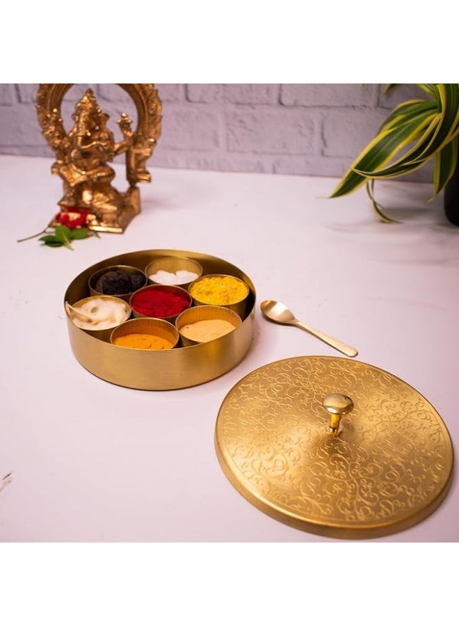 Zishta صندوق "زيشتا" النحاسي المصنوع يدوياً لمستلزمات العبادة (Pooja) - طراز عتيق بـ 7 أقسام مع ملعقة - مثالي لحفظ "الرولي"، و"الأرز"، و"خشب الصندل"، و"الكومكوم" - القطر: 12.5 سم، الارتفاع: 3 سم، الوزن: 0.34 كجم - صندوق نحاسي مزخرف لطقوس العبادة. - Image 1