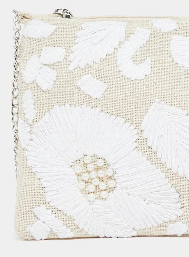 ستايلي حقيبة كلتش مطرزة بلون كريمي