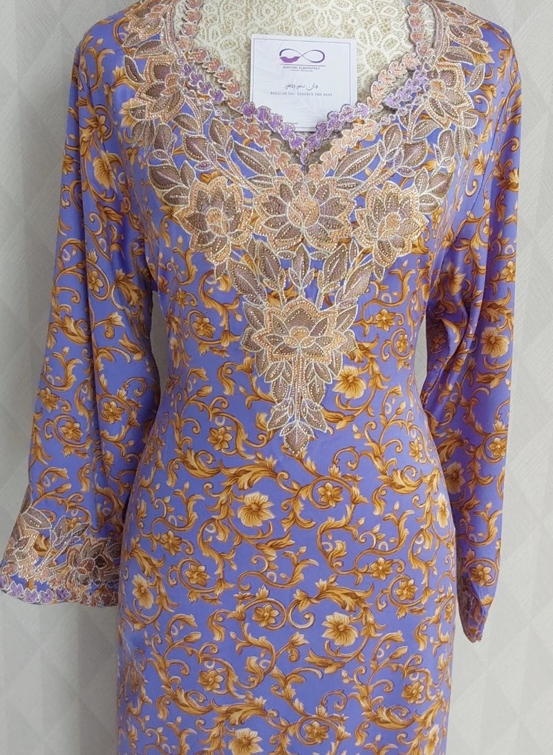 الريش البنفسجي  تطريز مخاوير خليجية شغل يدوي ✨ جلابية مطرزة جاهزة - Image 1