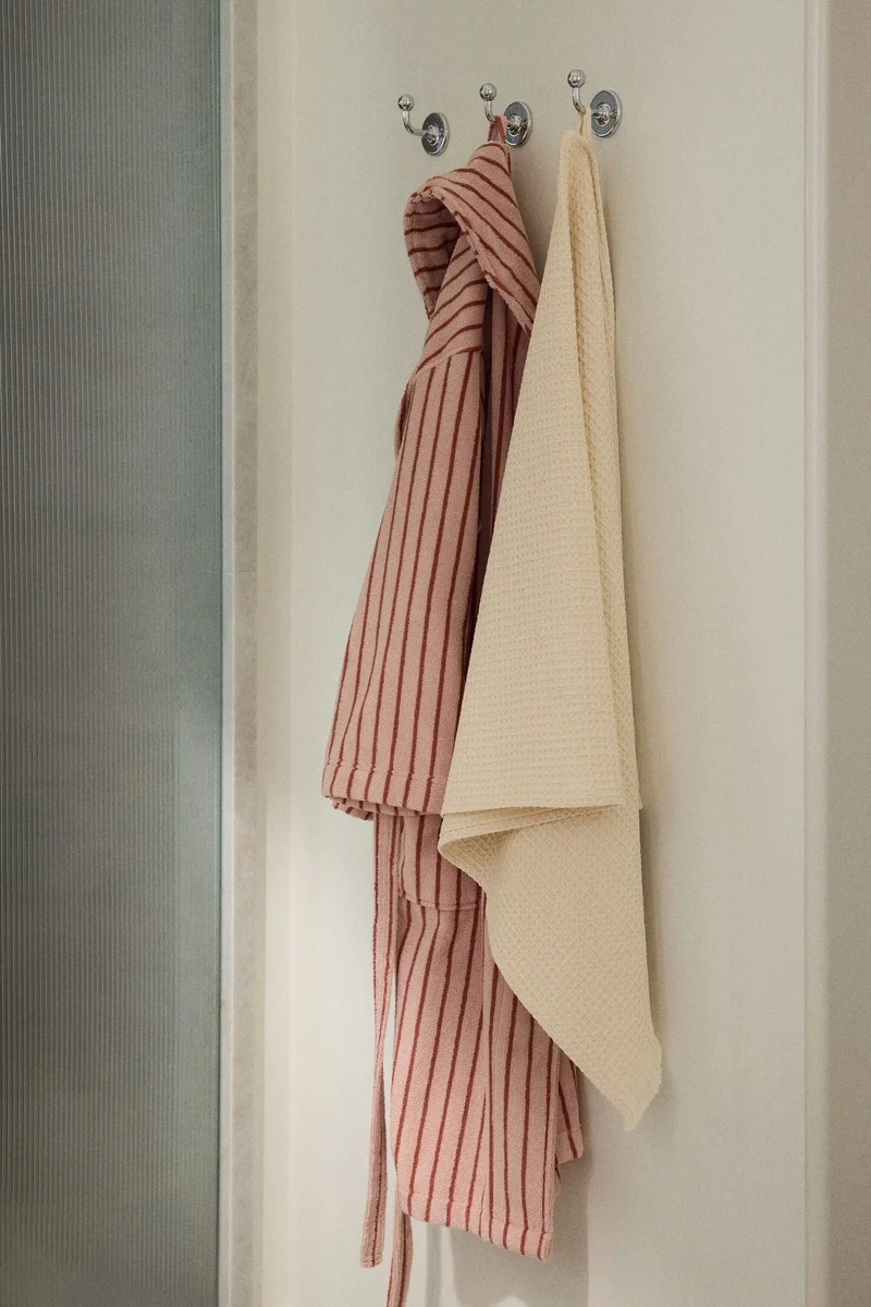 اتش اند ام منشفة استحمام مزيّن بنقوش وافل