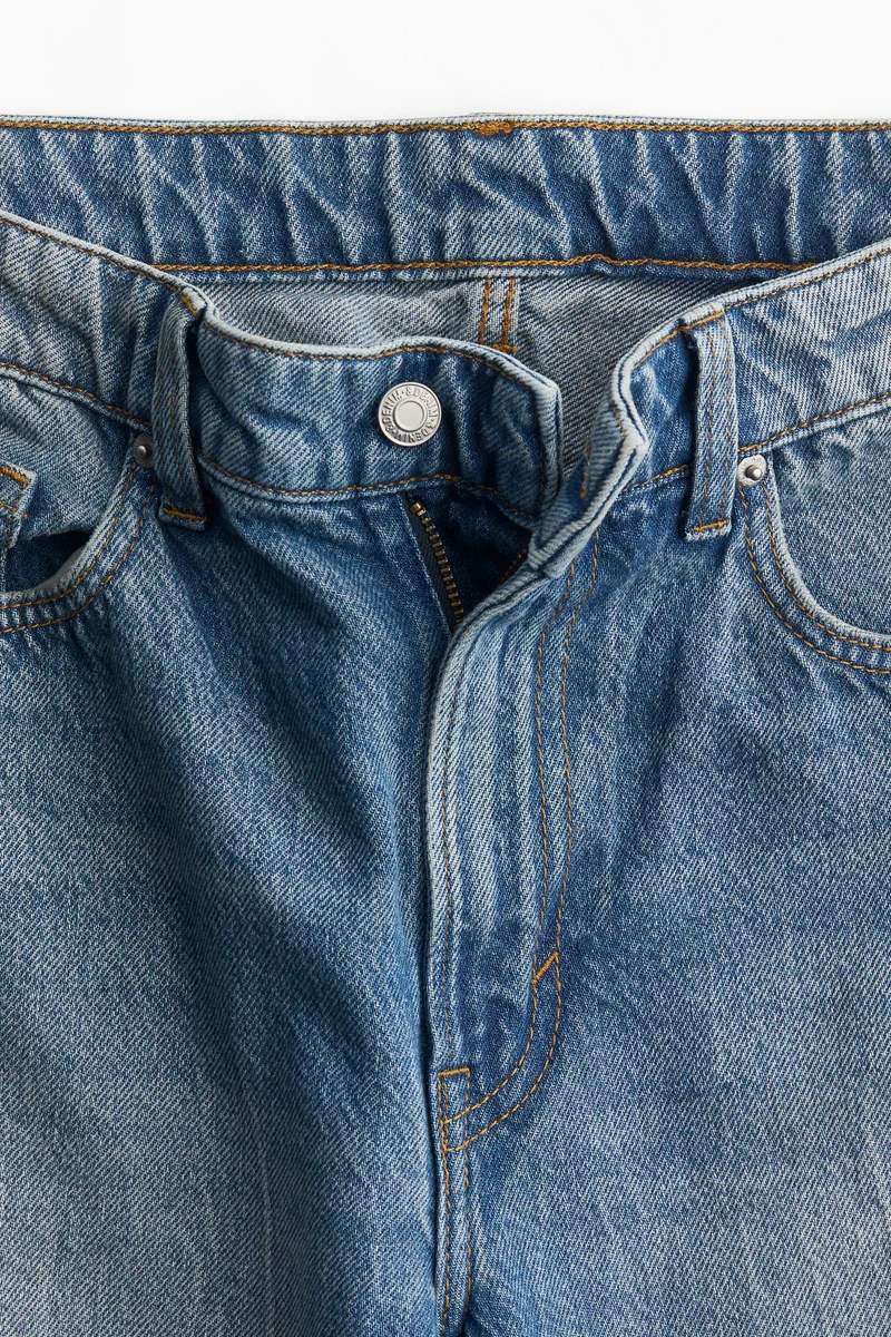 اتش اند ام بنطلون جينز بقصّة عادية وأرجل واسعة