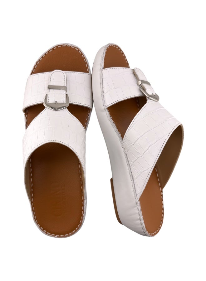 إيت صندل عربي يدوي الصنع للرجال من AET | شبشب رجالي خارجي | شبشب مفتوح من الأمام للاستخدام اليومي | جلد تمساح عربي أصلي بالكامل مع إبزيم | تصميم جديد | نعل داخلي بلون بني فاتح | مريح وخفيف الوزن - Image 2