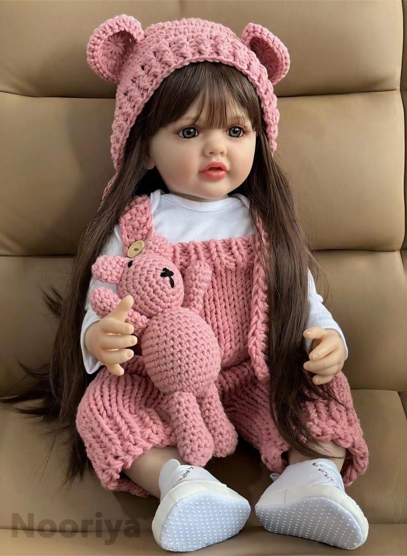 نُورِيَّة دمية للأطفال حديثي الولادة تشبه الطفل الحقيقي من السيليكون الناعم مقاس 60.96 سم مع ملابس للدمية ولعبة مخملية لسن 3 سنوات فما فوق. - Image 3