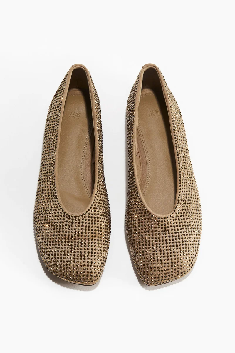 اتش اند ام حذاء باليه مزيّن بأحجار الراين