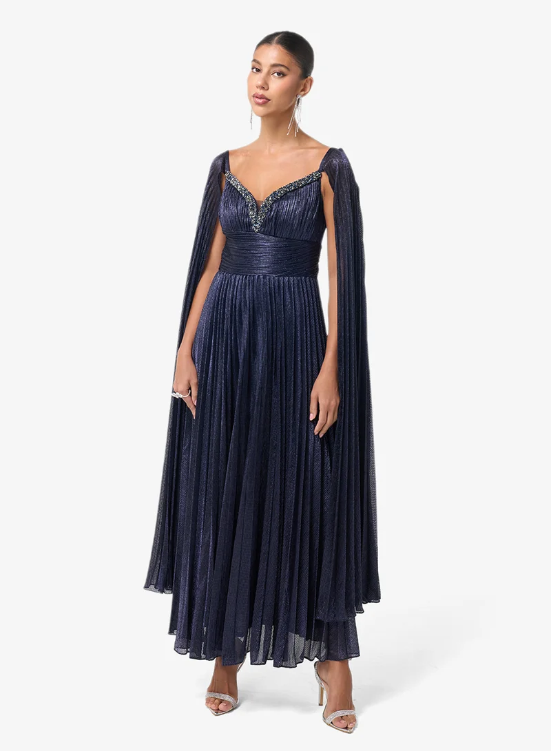 ثريدز باي اجوني فستان ماكسي بياقة قلب وتفاصيل كاب