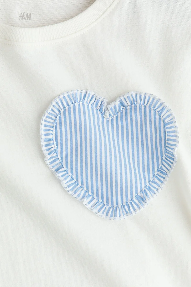 اتش اند ام تي-شيرت بتفاصيل مزخرفة