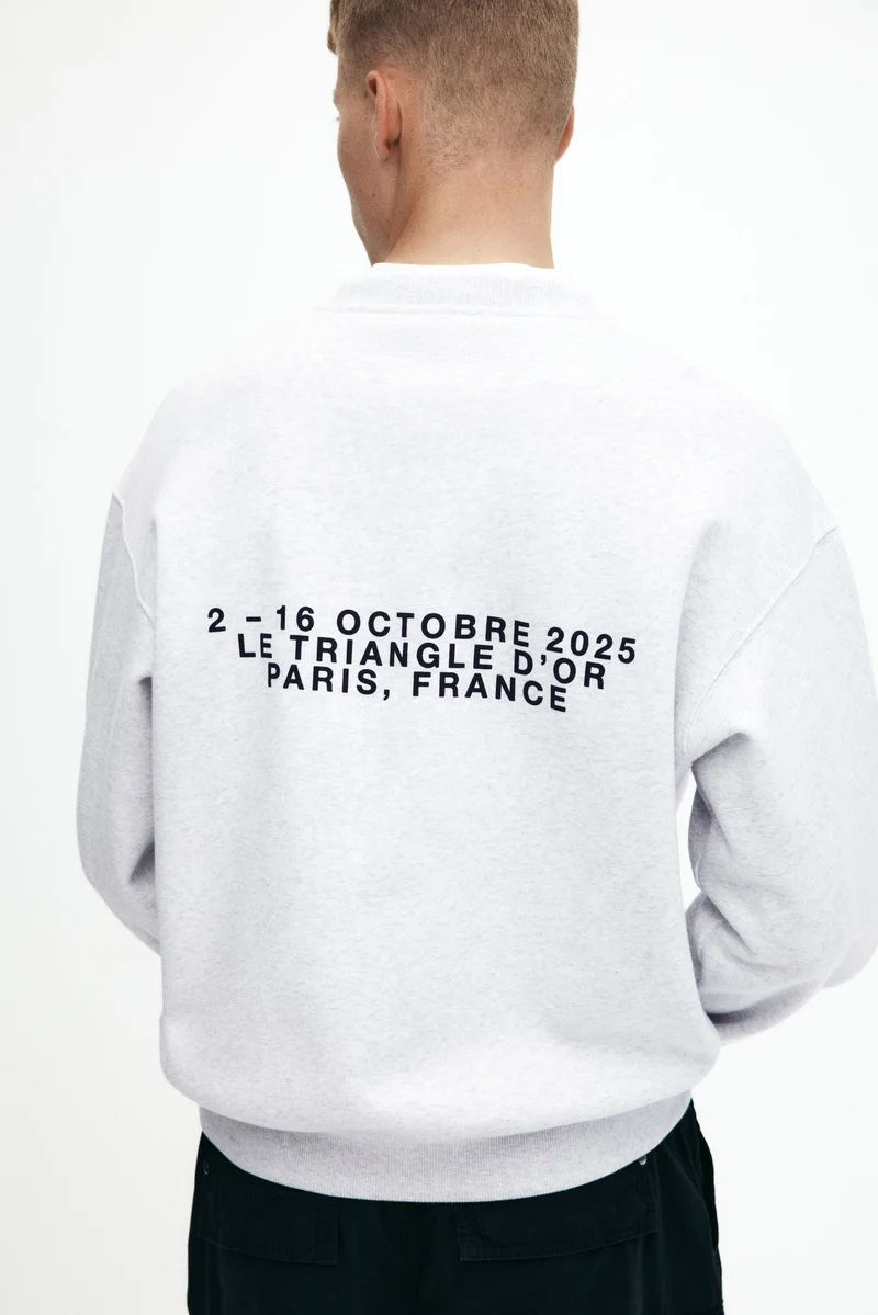 اتش اند ام سويت شيرت بطبعة بقصّة عادية