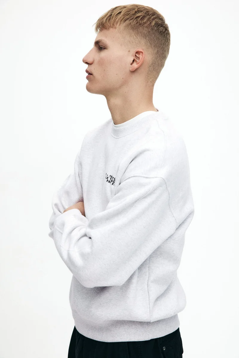 اتش اند ام سويت شيرت بطبعة بقصّة عادية