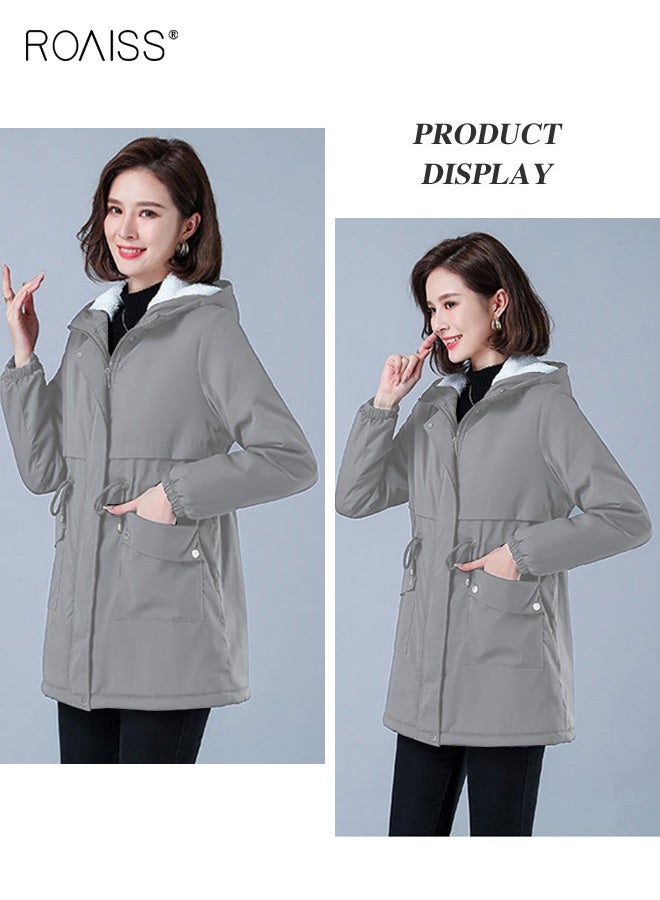 رويس سترة نسائية مانعة للرياح بقبعة، مبطنة بالصوف الدافئ والقطن السميك، تصميم وسط الطول، مزودة بقبعة وسحاب للإغلاق، تصميم عصري ومريح يناسب الأوقات اليومية، يمكن استخدامها في فصل الشتاء البارد للنساء. - Image 3