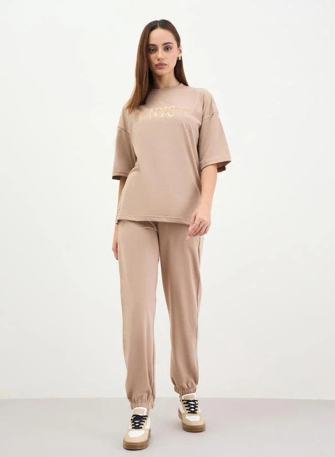 ستايلي طقم منسق من جوغر وبلوزة واسعة بتفاصيل مُطرّزة