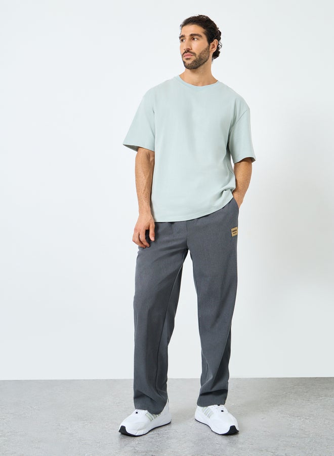 ستايلي بنطلون جوجر ستايلي بقصة مريحة وفتحة سفلية مع تفاصيل شارة وحبل سحب متباين - Image 2