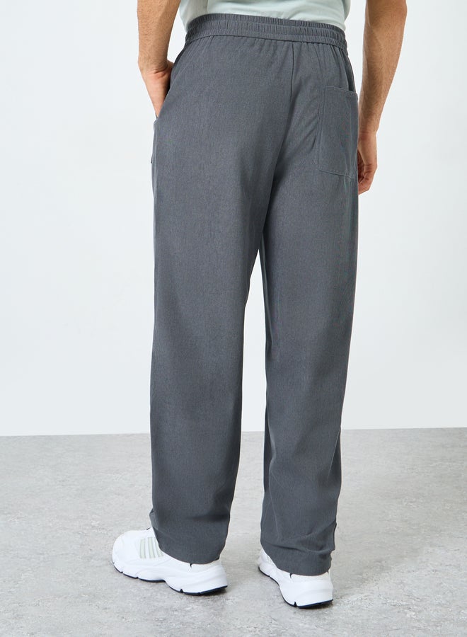 ستايلي بنطلون جوجر ستايلي بقصة مريحة وفتحة سفلية مع تفاصيل شارة وحبل سحب متباين - Image 4