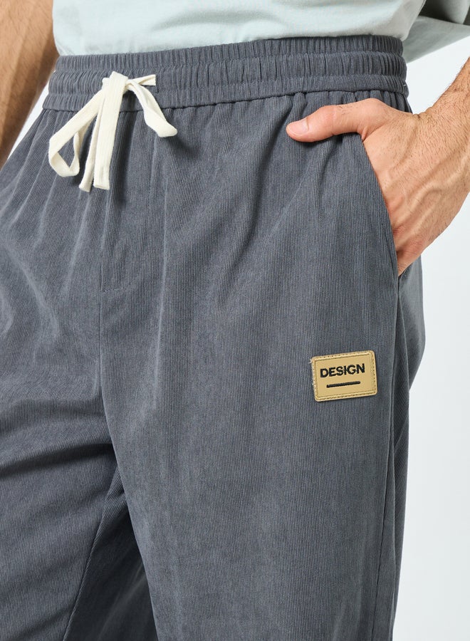 ستايلي بنطلون جوجر ستايلي بقصة مريحة وفتحة سفلية مع تفاصيل شارة وحبل سحب متباين - Image 3