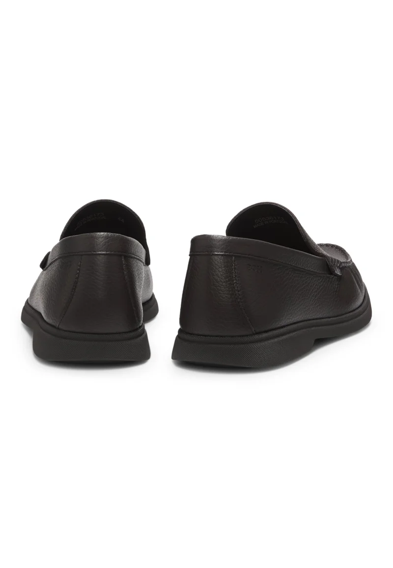 بوس موكاسين جلد مدبوغ بتفاصيل شعار