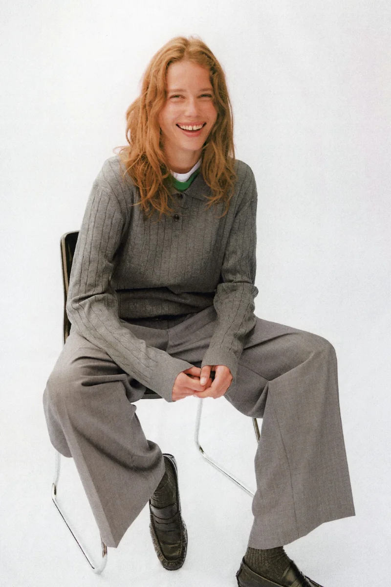 اتش اند ام تي-شيرت بولو محبوك بنمط الحبال