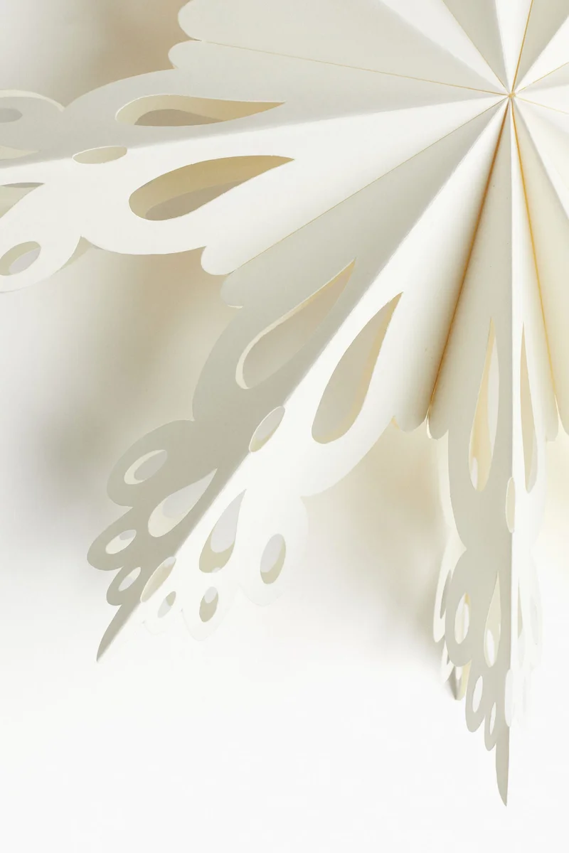 اتش اند ام زينة من الورق لشجرة الكريسماس