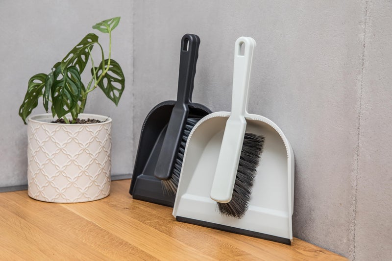 York Dustpan with rubber lip+brush black - Image 2