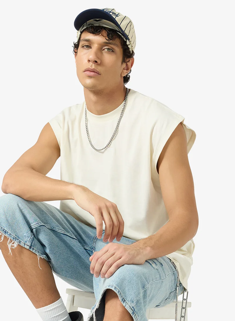 كارل كاني تي شيرت بلا أكمام أساسي بتوقيع صغير