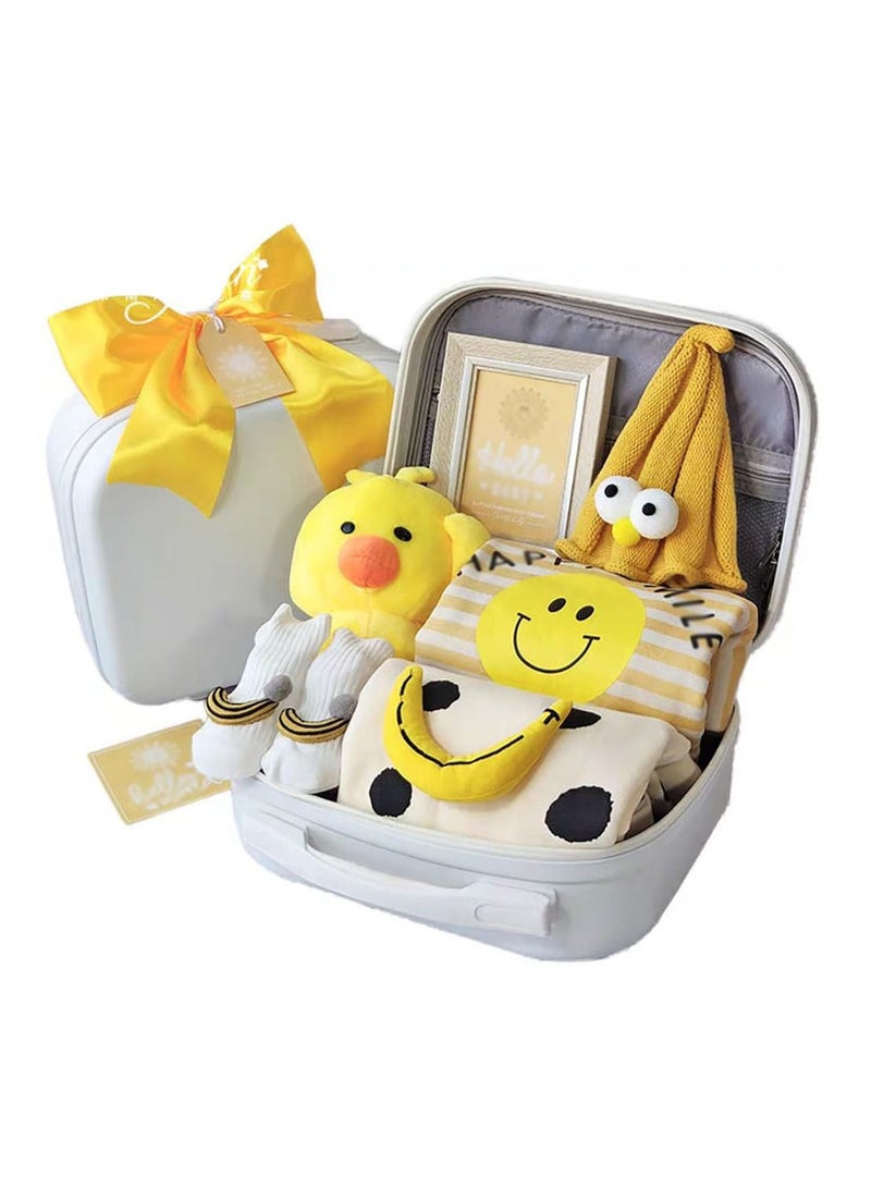 مجموعة هدايا للأطفال حديثي الولادة تتضمن رومبرات ودمى بطة في حقيبة سفر بيضاء لطيفة بتصميم مبتسم للبنات والأولاد - Image 1