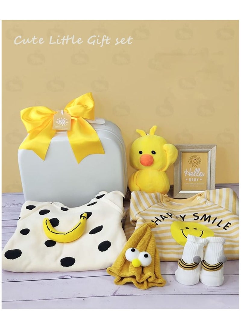 مجموعة هدايا للأطفال حديثي الولادة تتضمن رومبرات ودمى بطة في حقيبة سفر بيضاء لطيفة بتصميم مبتسم للبنات والأولاد - Image 4