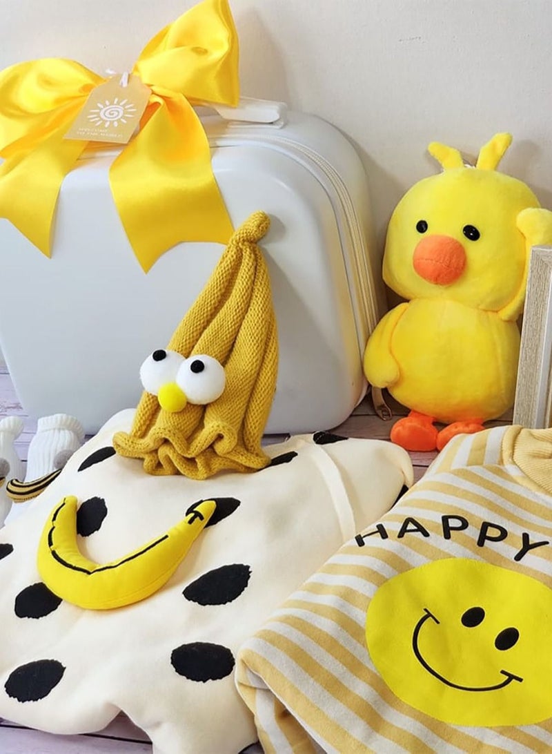 مجموعة هدايا للأطفال حديثي الولادة تتضمن رومبرات ودمى بطة في حقيبة سفر بيضاء لطيفة بتصميم مبتسم للبنات والأولاد - Image 3