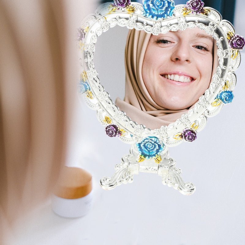 💄 طقم مشط ومرآة تجميل يدوي للنساء بمقبض على شكل قلب فضي - Image 1
