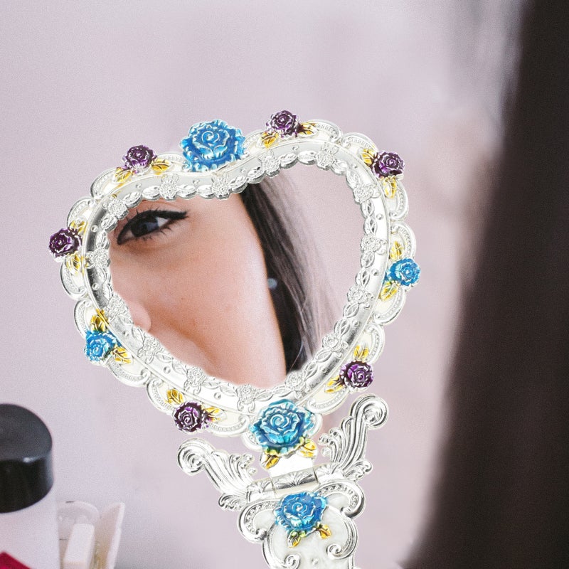 💄 طقم مشط ومرآة تجميل يدوي للنساء بمقبض على شكل قلب فضي - Image 5
