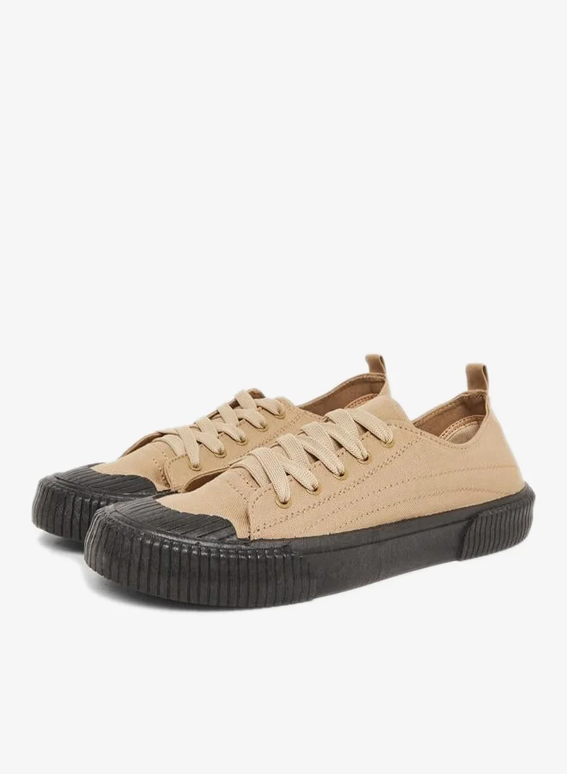 ستايلي حذاء سنيكرز كانفاس بنعل أسود