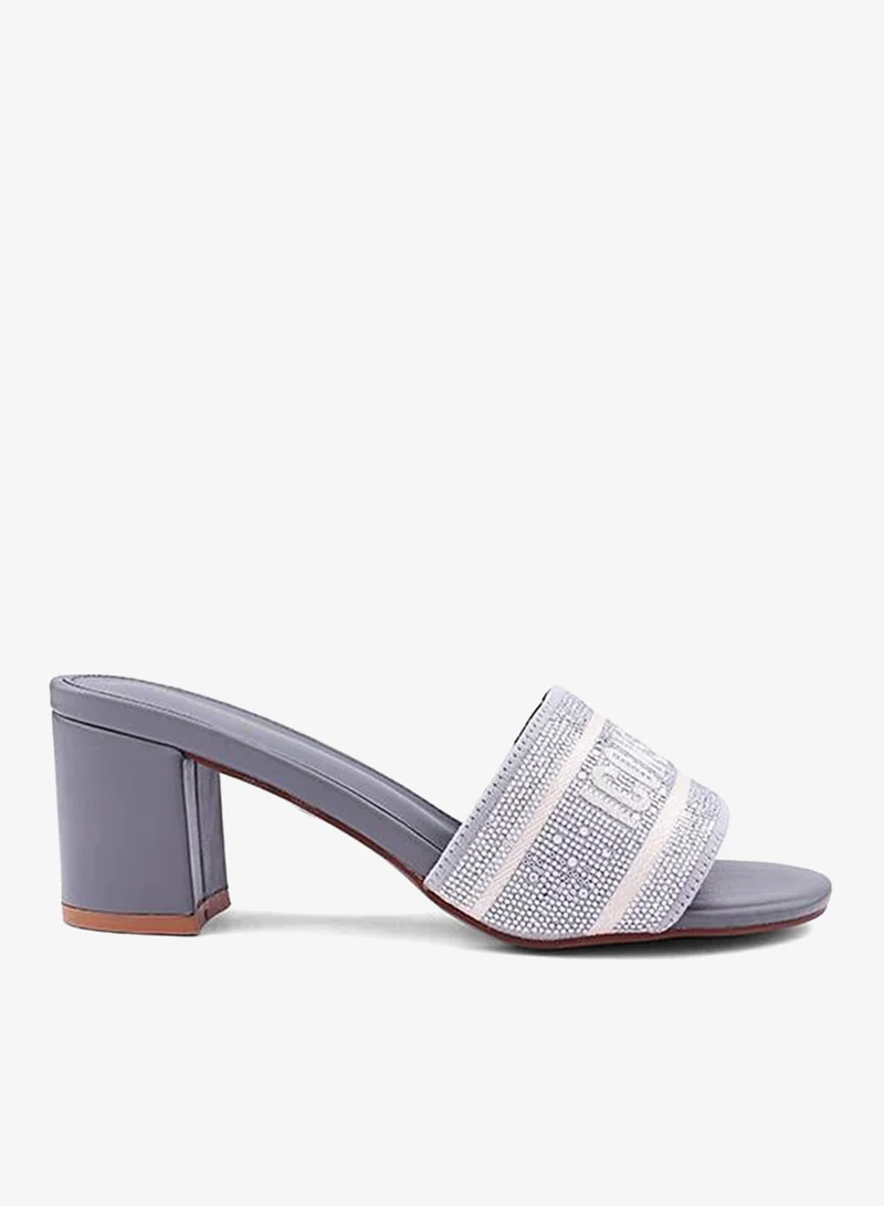 أيقون صنادل بكعب مزينة بأشرطة