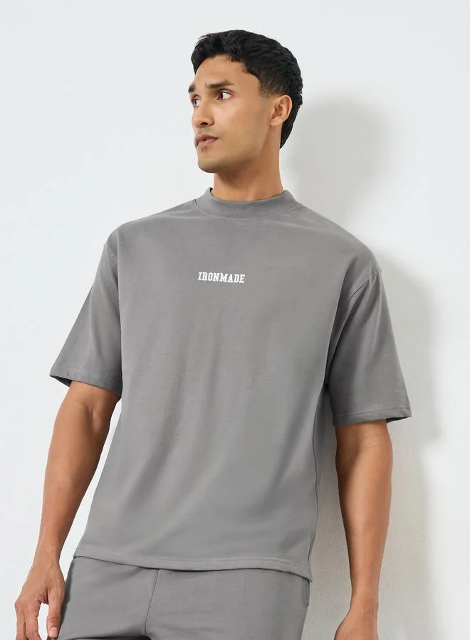 ستايلي اكتيف تيشيرت بقصة واسعة وطبعة شعار للرجال