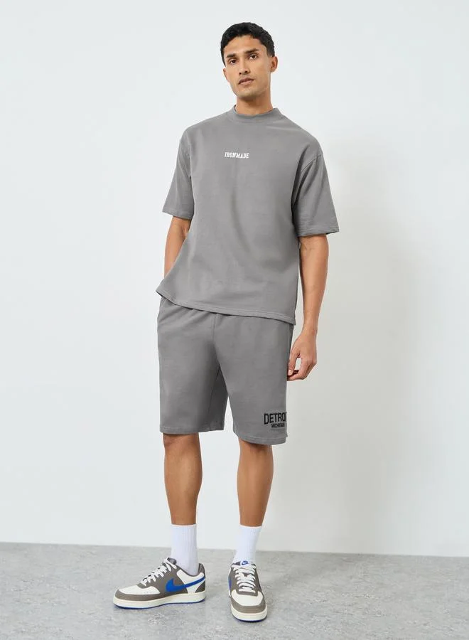 ستايلي اكتيف تيشيرت بقصة واسعة وطبعة شعار للرجال