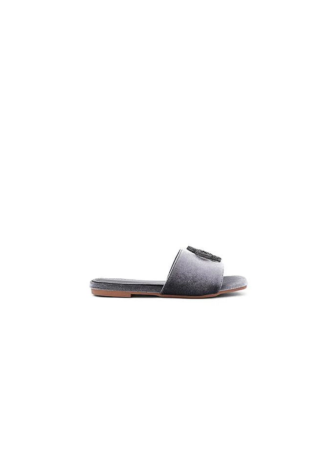 أيقون Durable and comfortable sandals suitable for all occasions.