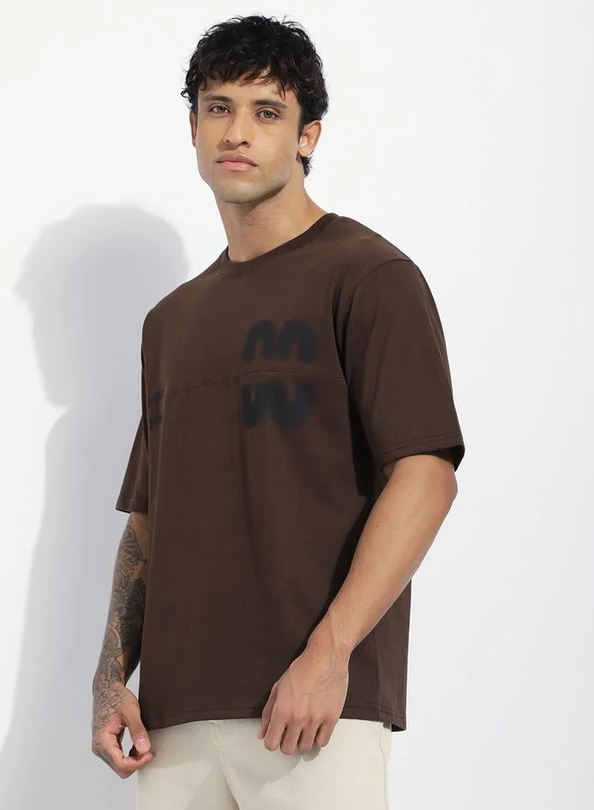 ديفيرينس أوف أوبينيون تيشيرت مطبع بأكمام قصيرة وقصة واسعة للرجال