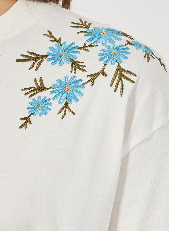 Styli Oversized Placement Embroidery Detail Cotton T-Shirt  - Image 4