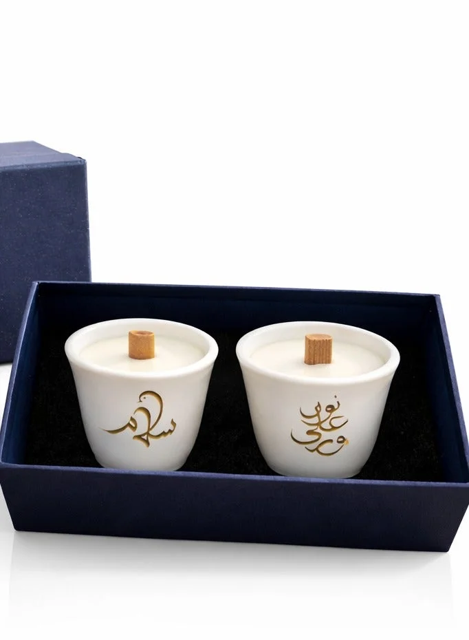 تحفة لوكس مجموعة شموع توهفة لوكس "نور وسلام" من شمع الصويا برائحة العود مع نقوش عربية ذهبية – طقم من قطعتين (80 مل لكل شمعة)