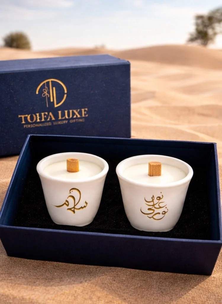 تحفة لوكس مجموعة شموع توهفة لوكس "نور وسلام" من شمع الصويا برائحة العود مع نقوش عربية ذهبية – طقم من قطعتين (80 مل لكل شمعة)