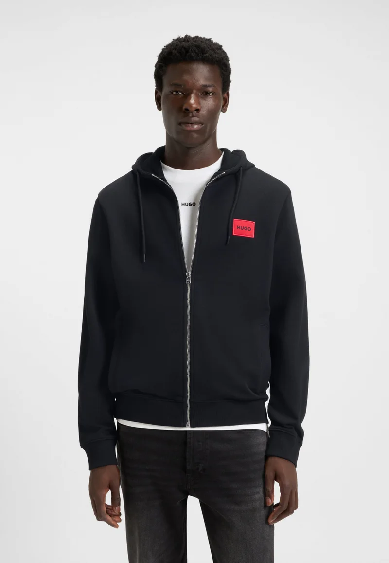 هوجو هودي بقصة عادية من تيري فرنسي مع ملصق شعار