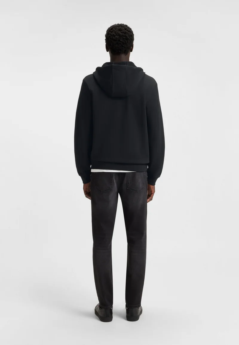 هوجو هودي بقصة عادية من تيري فرنسي مع ملصق شعار