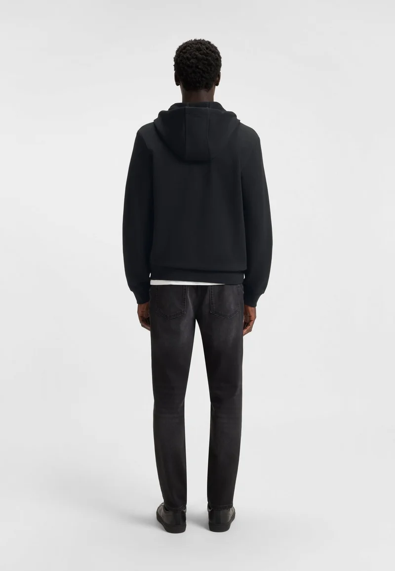 هوجو هودي بقصة عادية من تيري فرنسي مع ملصق شعار