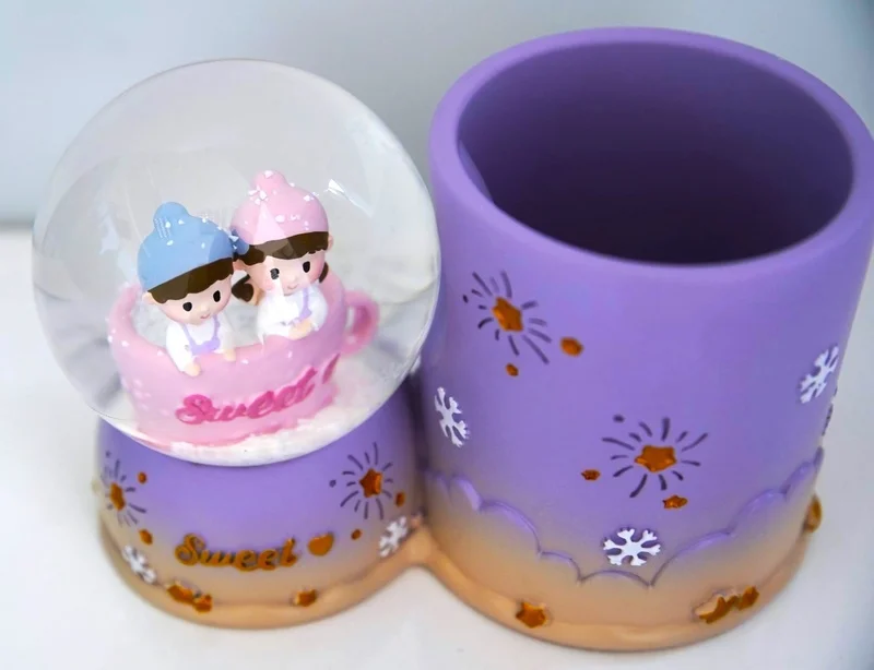 ام جي تويز Lover Themed Desktop Pen Holder and Snow Globe Illuminated Gift