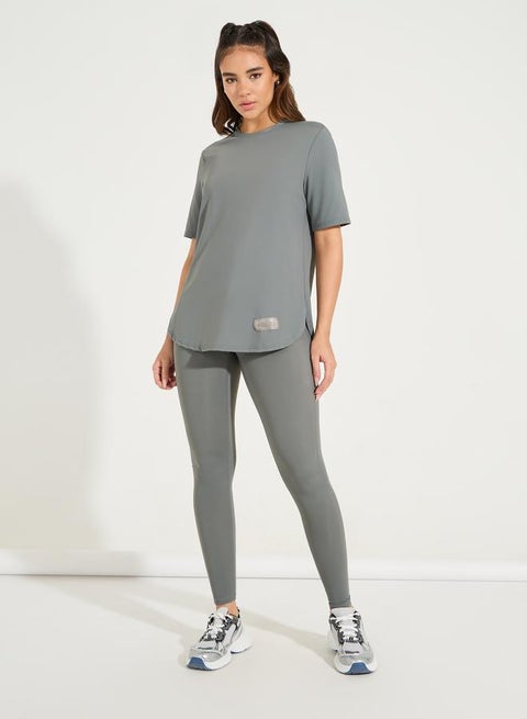 بلوزة رياضية بطبعة شعار واكتاف منخفضة