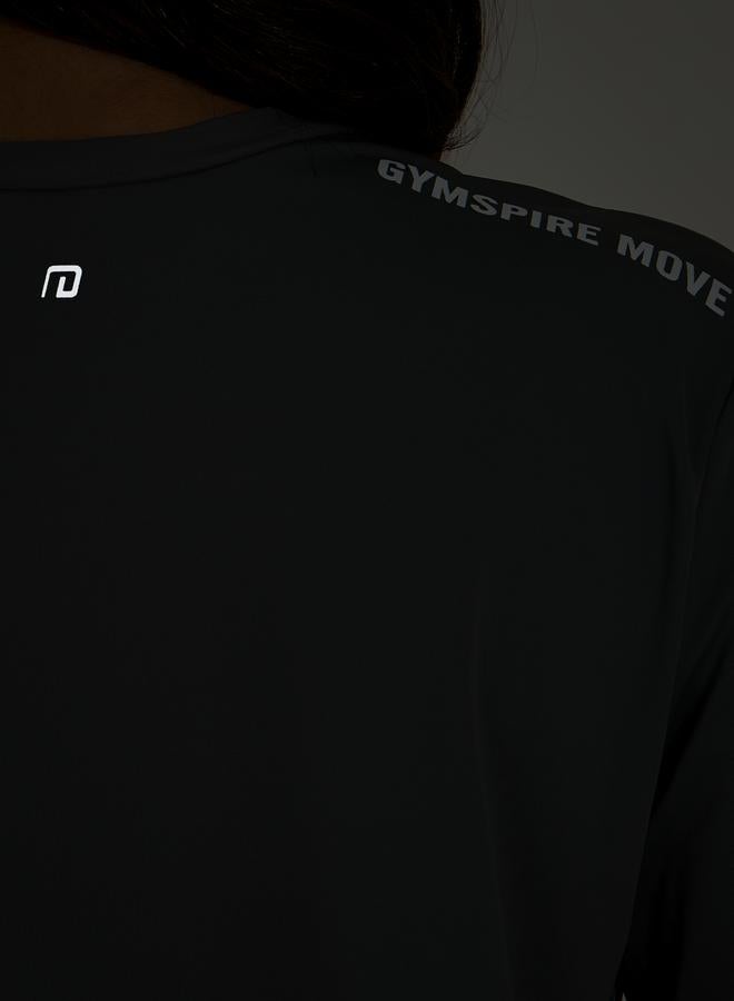 بلوزة رياضية بطبعة شعار واكتاف منخفضة