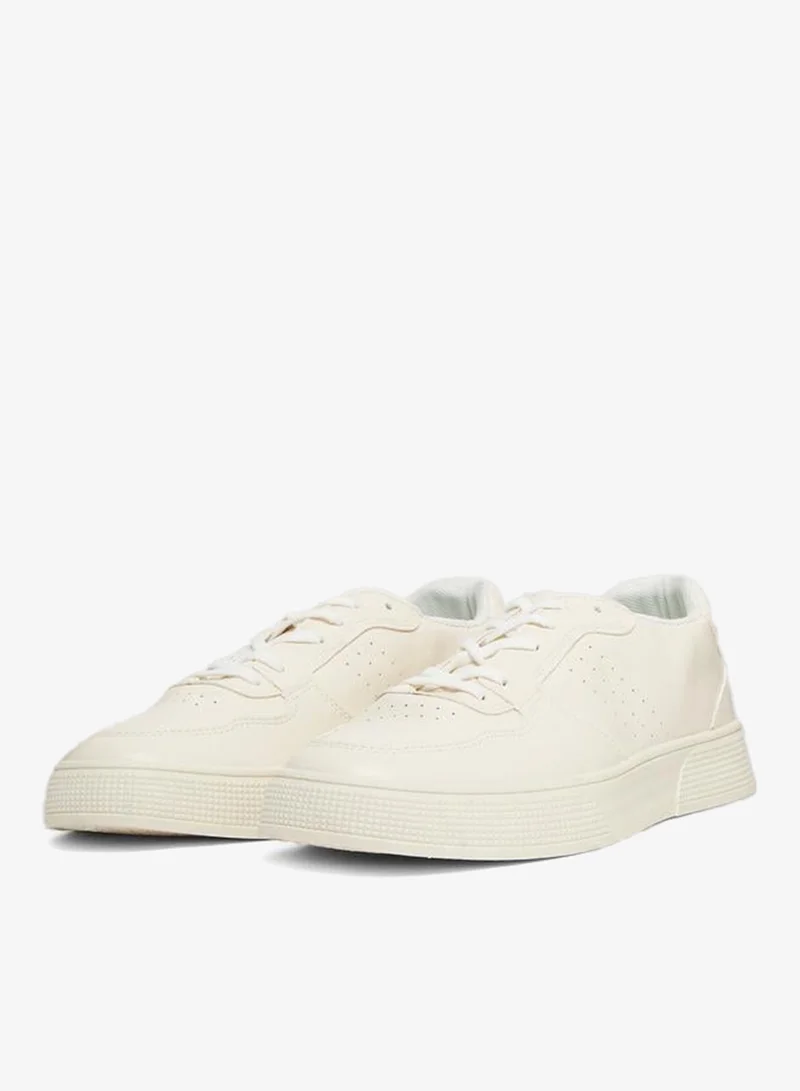 ستايلي حذاء سنيكرز بسيط وأربطة