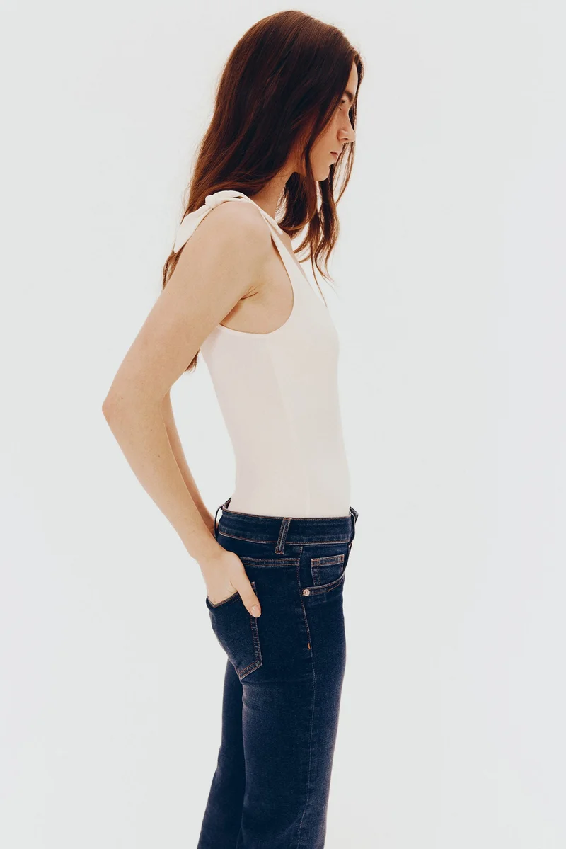 اتش اند ام جينز بحافة واسعة وبطول الكاحل بتصميم خصر منخفض