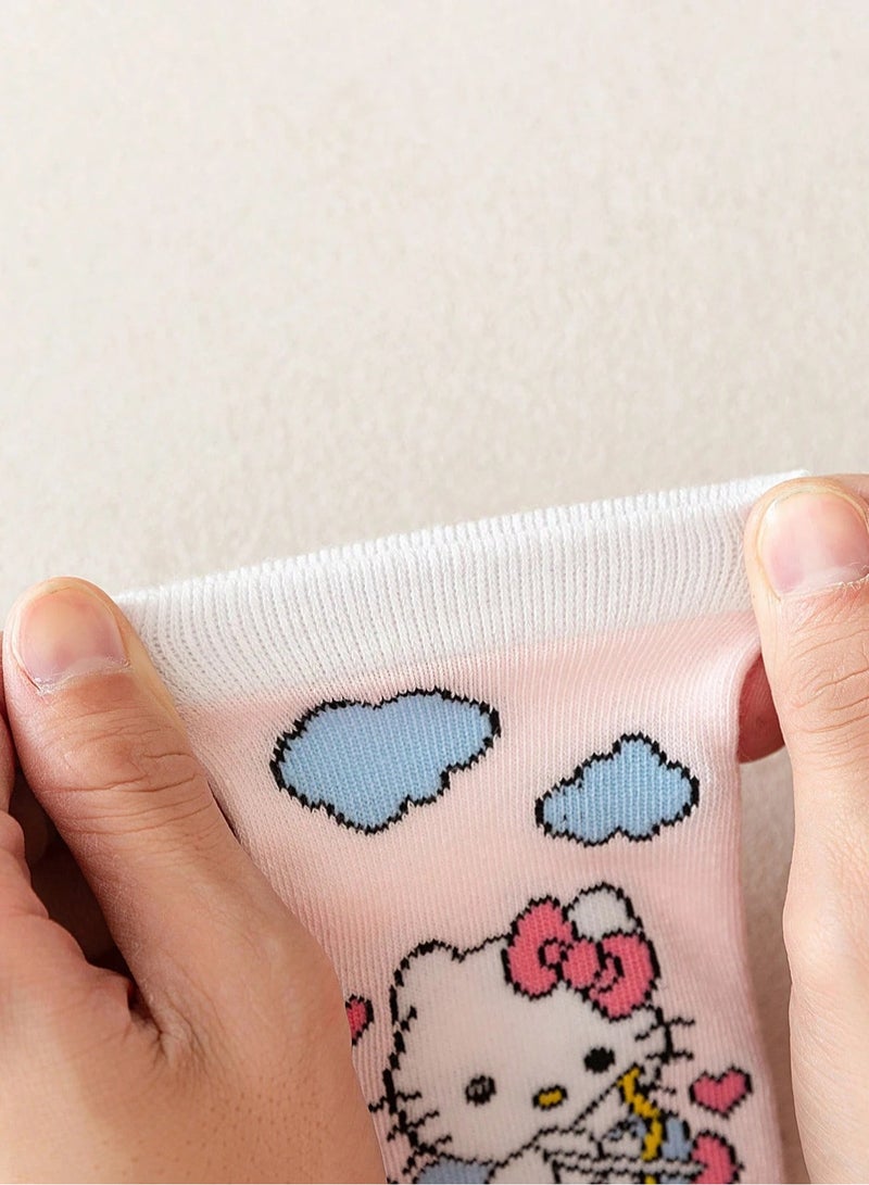 هالو كيتي جوارب اطفال بتصميم هيلو كيتي مصنوعة من خامة ناعمة وقابلة للتهوية لراحة طويلة مجموعه من 5 ازواج  بتصاميم متعدده مناسبه  لعمر ( 5-8) سنوات - Image 2