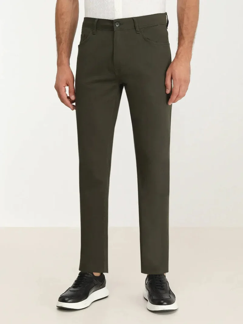 كيب بنطال قطني مخلوط بقصة ضيقة بلون الكاكي، بنسيج منسوج.