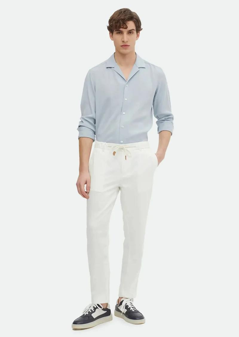 رامسي بنطال رياضي قطني مخلوط بلون بيج فاتح، بقصة مريحة وعصرية.